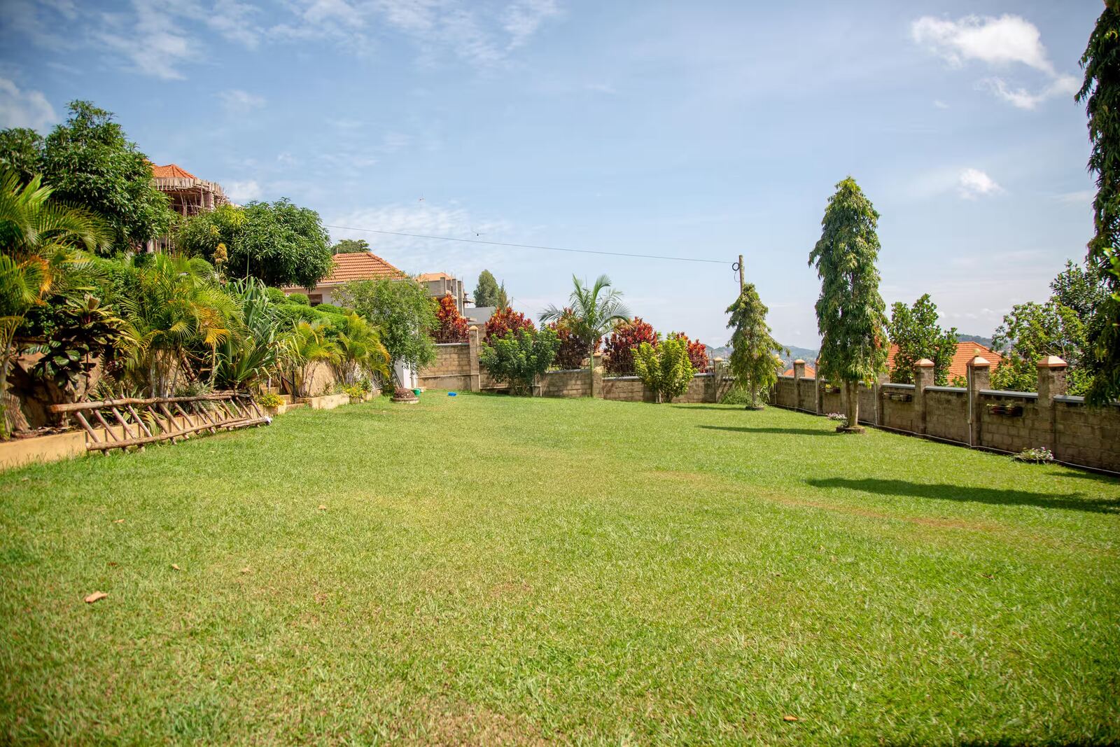 Garden lawn at Crystal HomeStay, space for families to spread out
